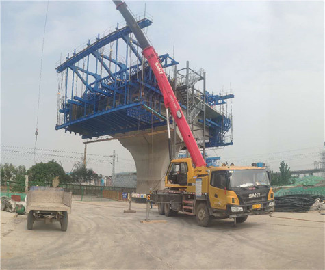 中鐵七局鄭州南四環(huán)上跨京廣鐵路自轉體掛籃鋼模板施工現(xiàn)場