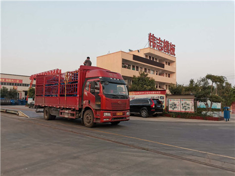 護欄鋼模板發往河南三門峽施工工地